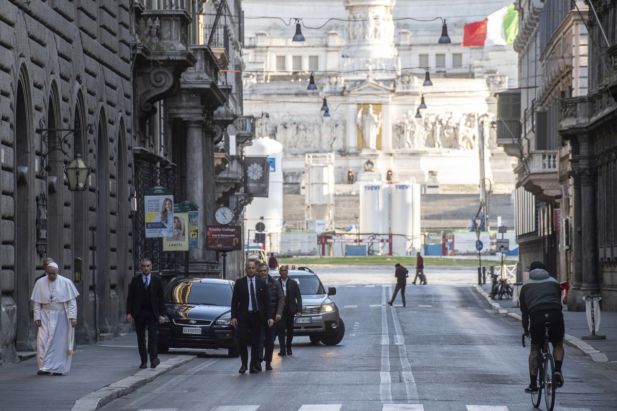 Pope Francisc walks the deserted streets of Rome soon after the entire country went into complete lockdown - photo by: AP